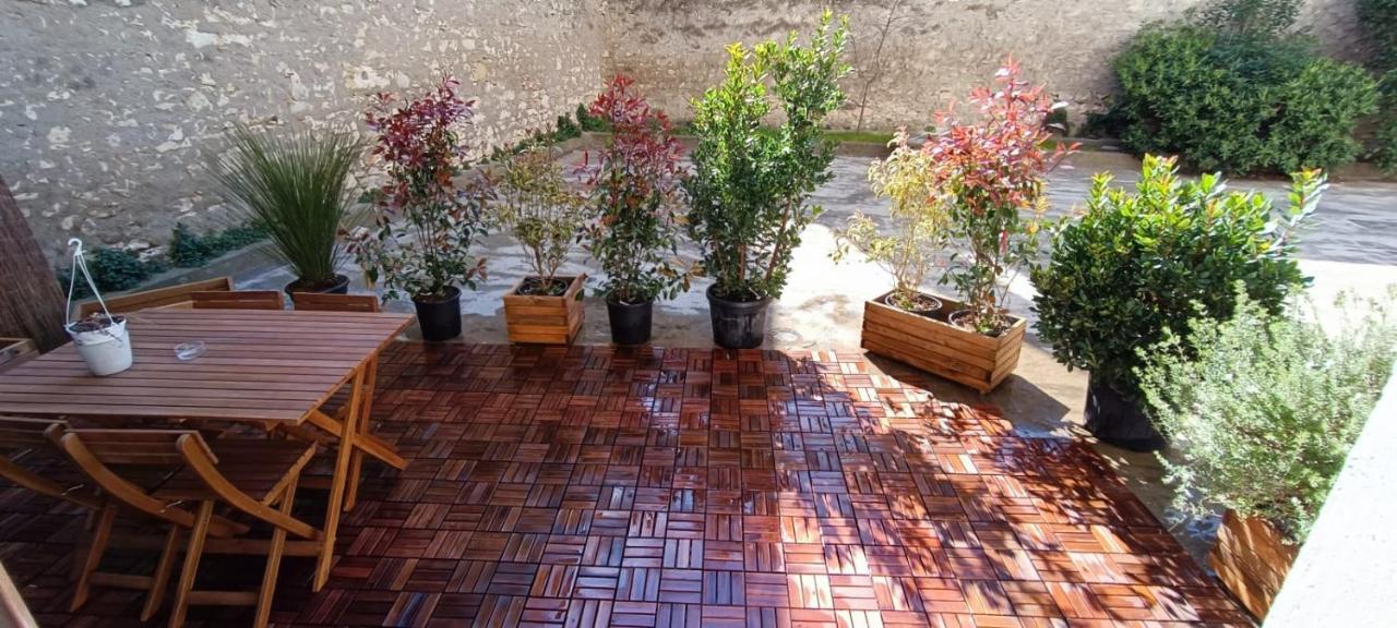 Superbe T2 Avec Grande Terrasse En Centre Ville A 5 Min A Pieds Des Arenes De Nîmes Exterior photo